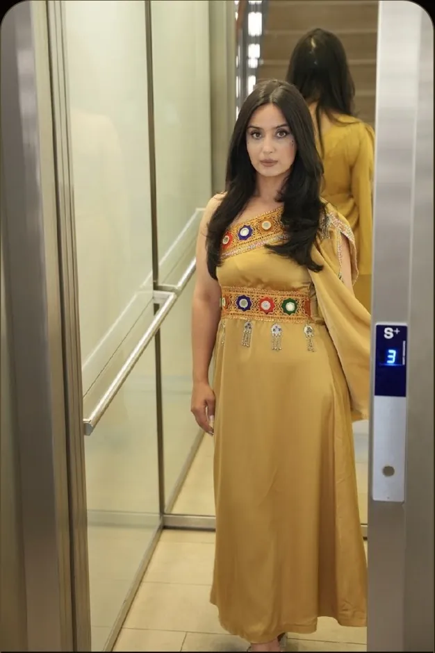 Golden Noor – fließendes asymmetrisches Couture-Kleid in Gold