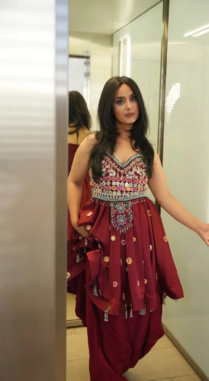 Heritage Bordeaux – bordeauxrotes afghanisches Couture-Kleid mit Münzschmuck